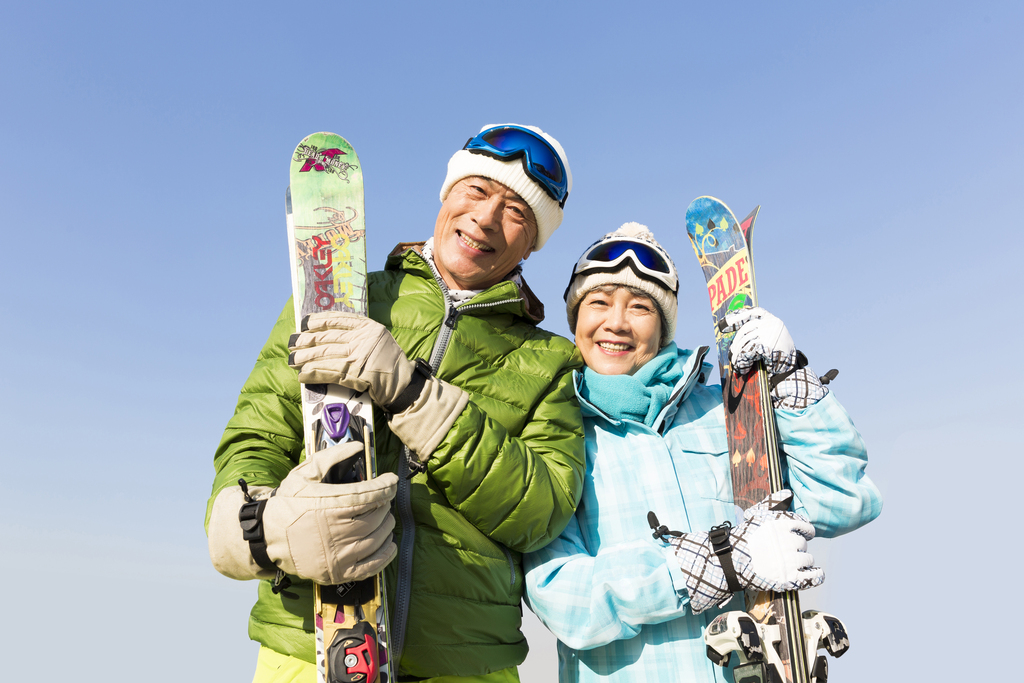 老年夫妇冬季滑雪图片