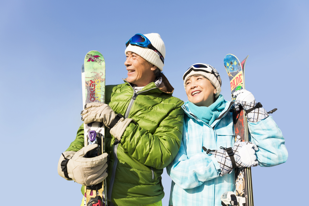 老年夫妇冬季滑雪图片