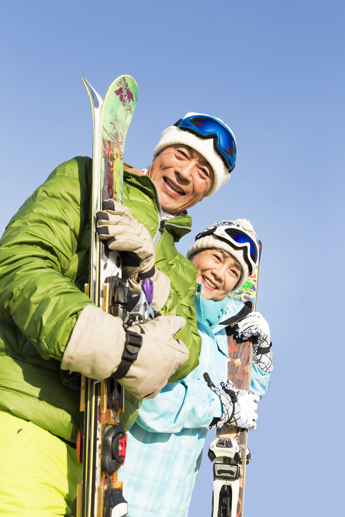 老年夫妇冬季滑雪