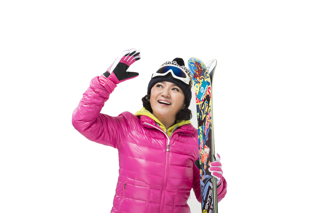快乐的中老年人冬季滑雪图片