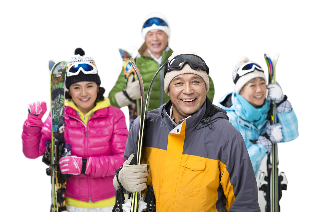 快乐的老年人冬季滑雪