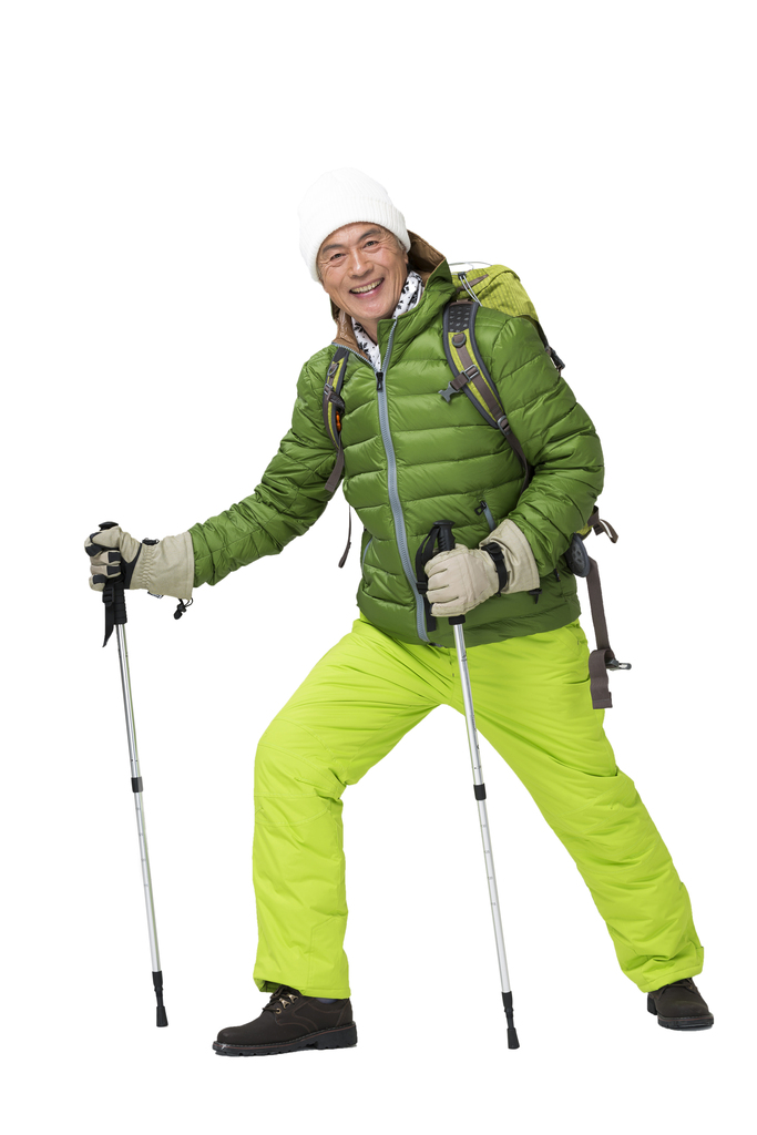 老年男人冬季登山旅行图片