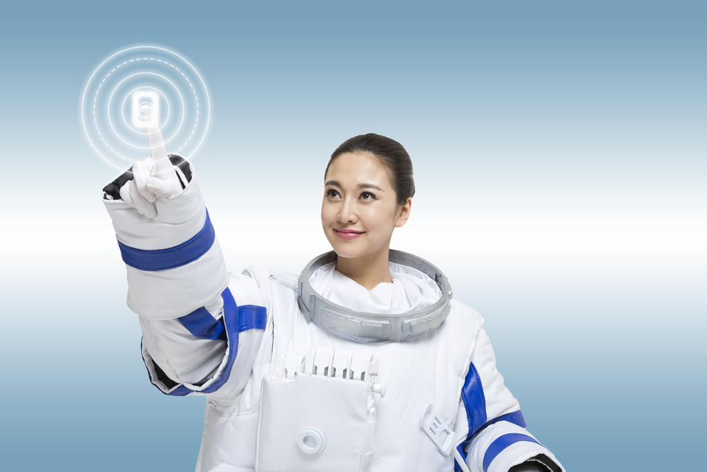 女宇航员与全息图
