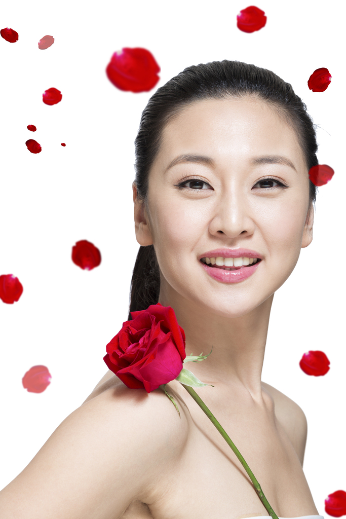 棚拍年轻女人和红色玫瑰花