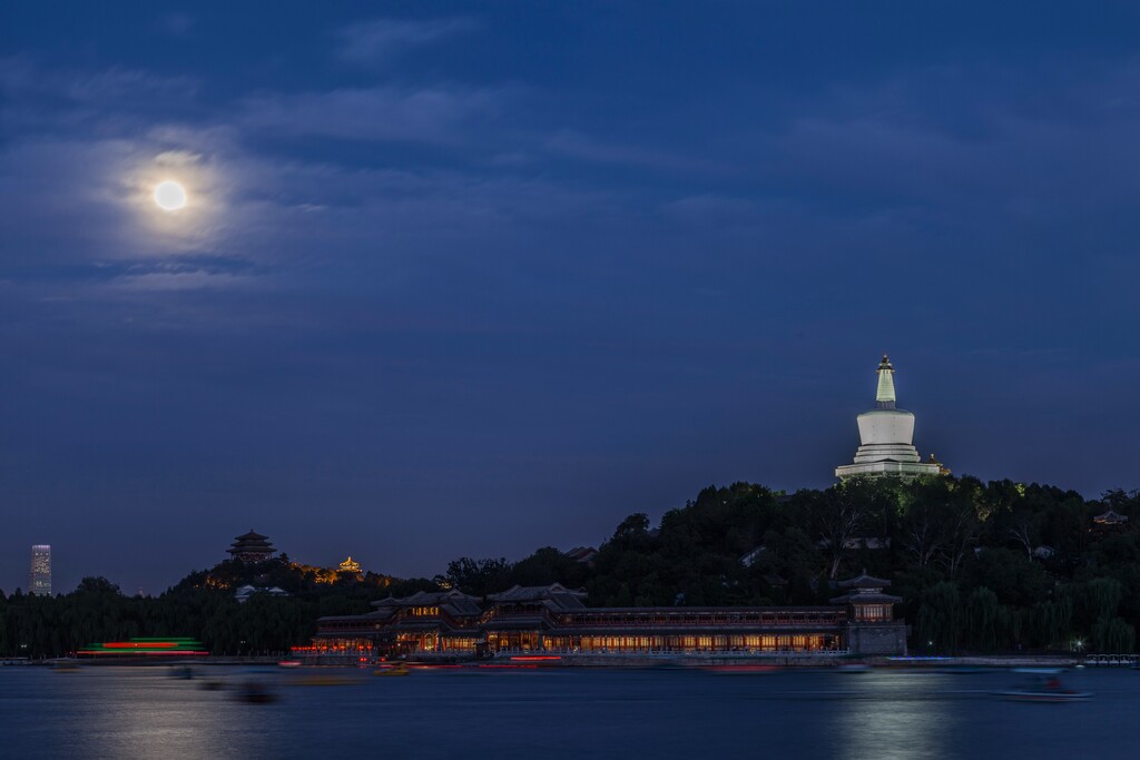 北京北海公园夜景