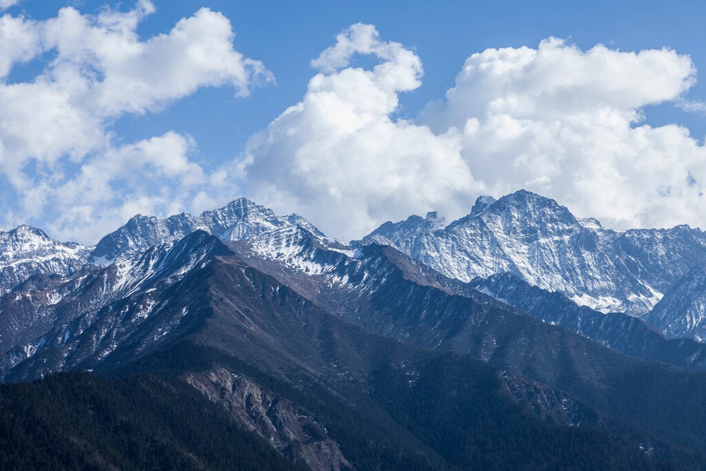 在巴郎山远眺四姑娘山图片