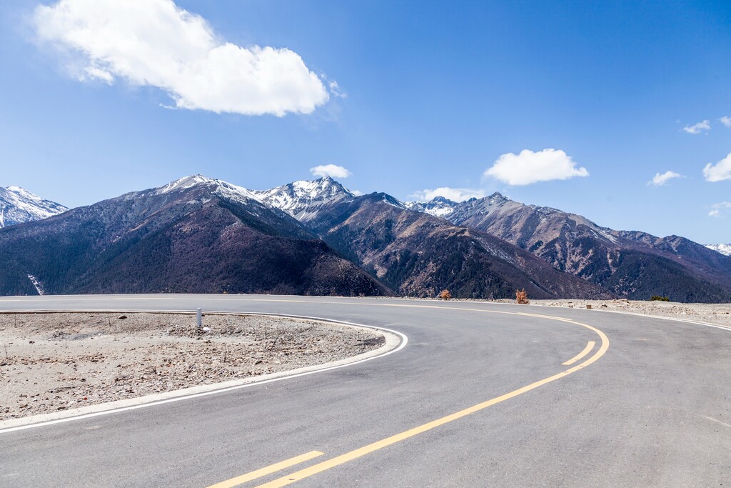 公路远山图片