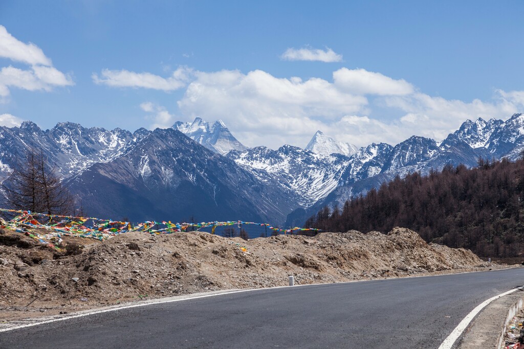 公路远山图片