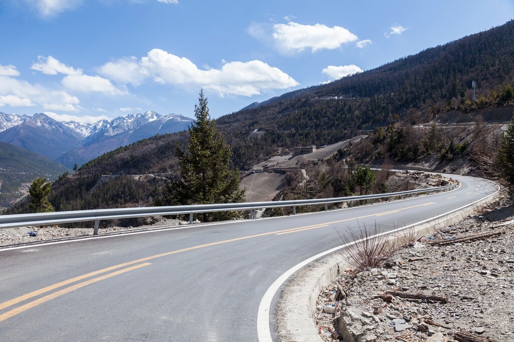 公路远山图片