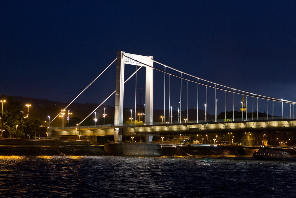 布达佩斯伊丽莎白大桥和多瑙河夜景图片