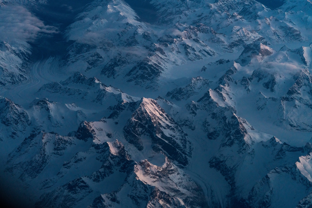 航拍雪山图片