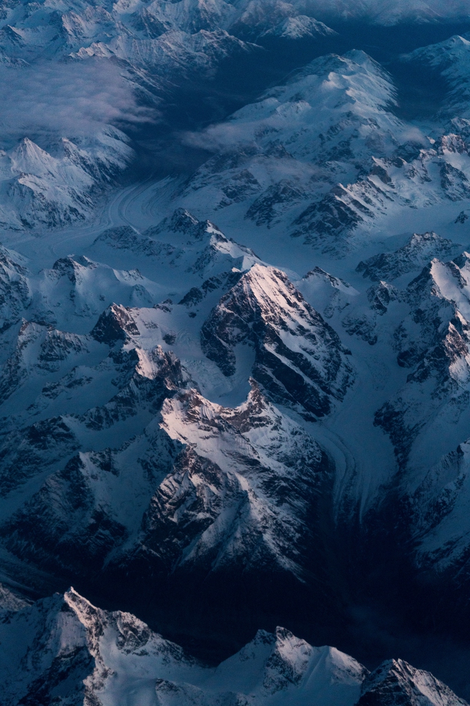 航拍雪山图片