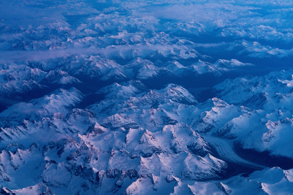 航拍雪山图片