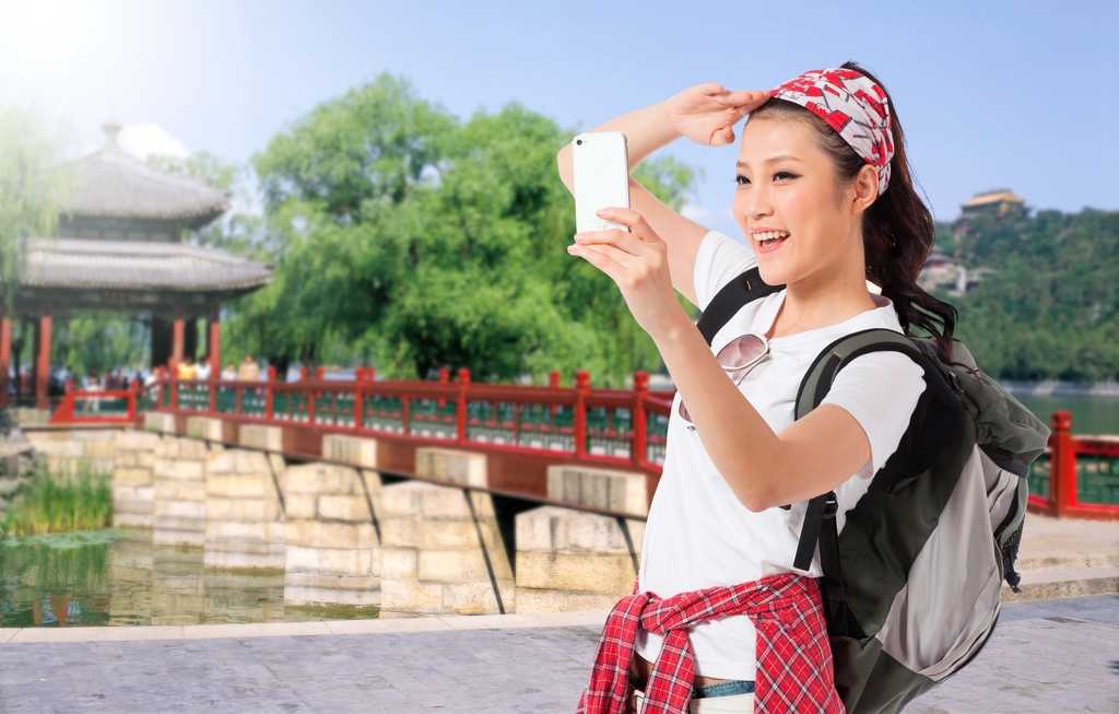 一个年轻女孩的旅行图片