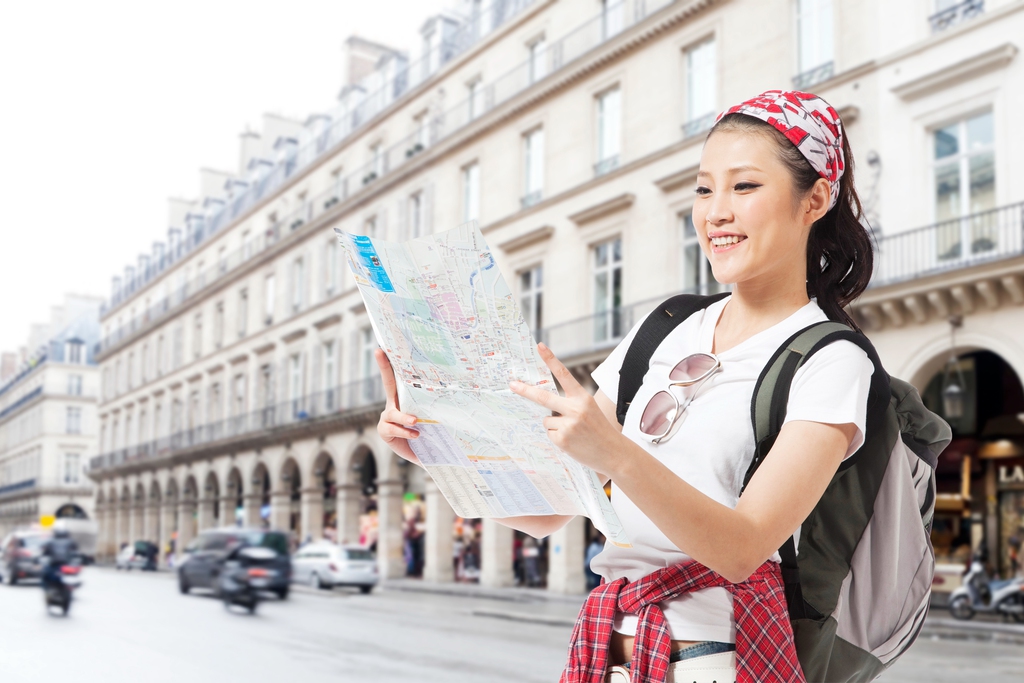 一个年轻女孩的旅行图片