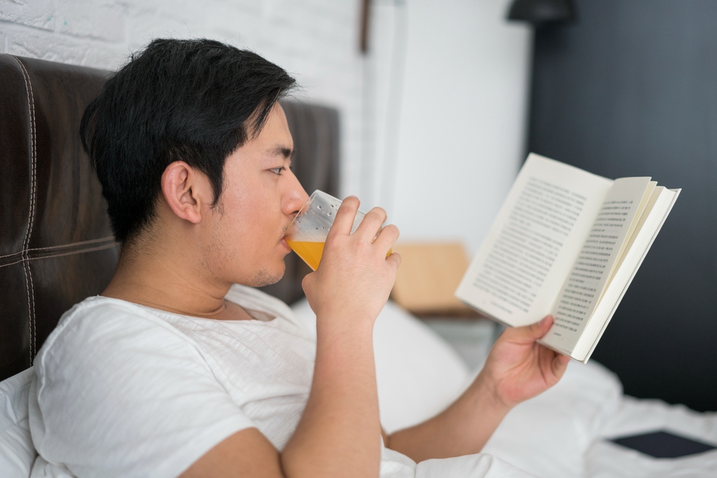 一个年轻男人的休闲生活图片