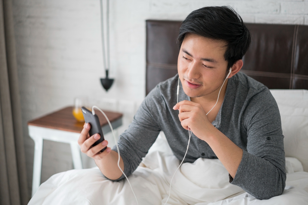 一个年轻男人的休闲生活图片