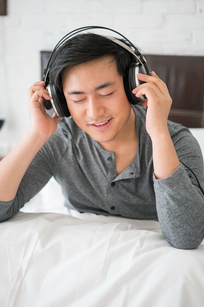 一个年轻男人的休闲生活图片