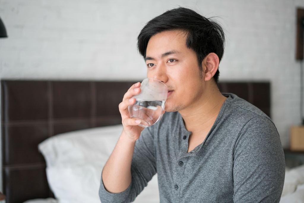 一个年轻男人的休闲生活图片
