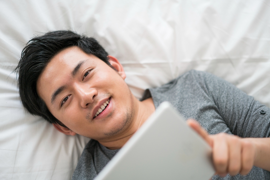 一个年轻男人的休闲生活图片