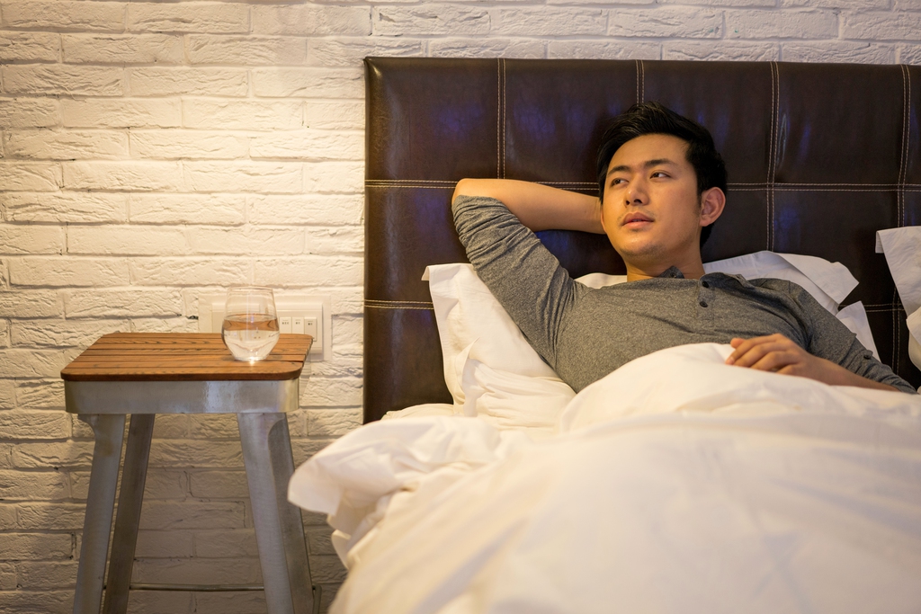 一个年轻男人的休闲生活图片