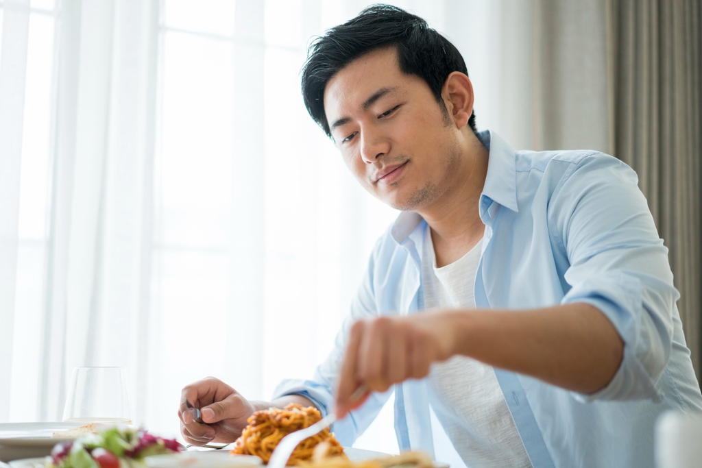 一个年轻男人的休闲生活图片