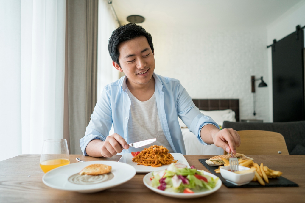 一个年轻男人的休闲生活图片