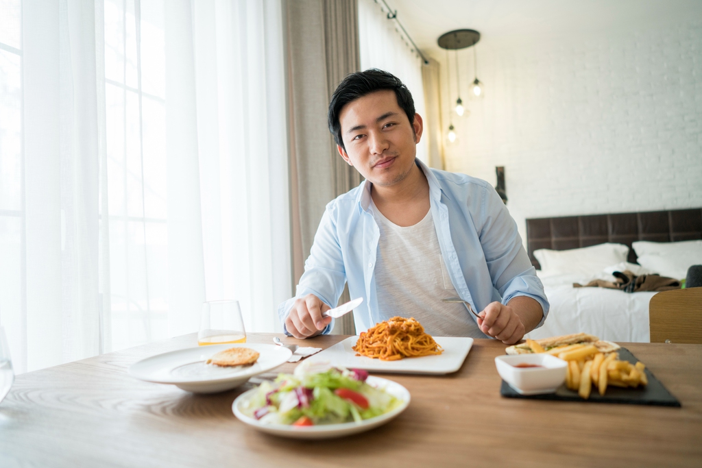 一个年轻男人的休闲生活图片