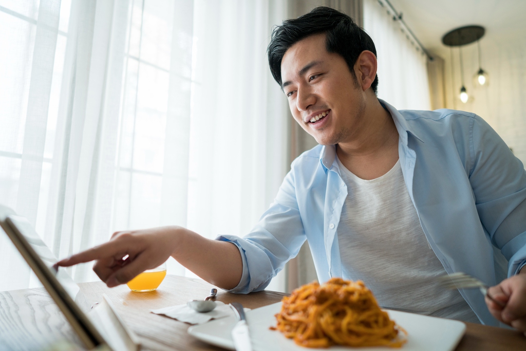 一个年轻男人的休闲生活图片