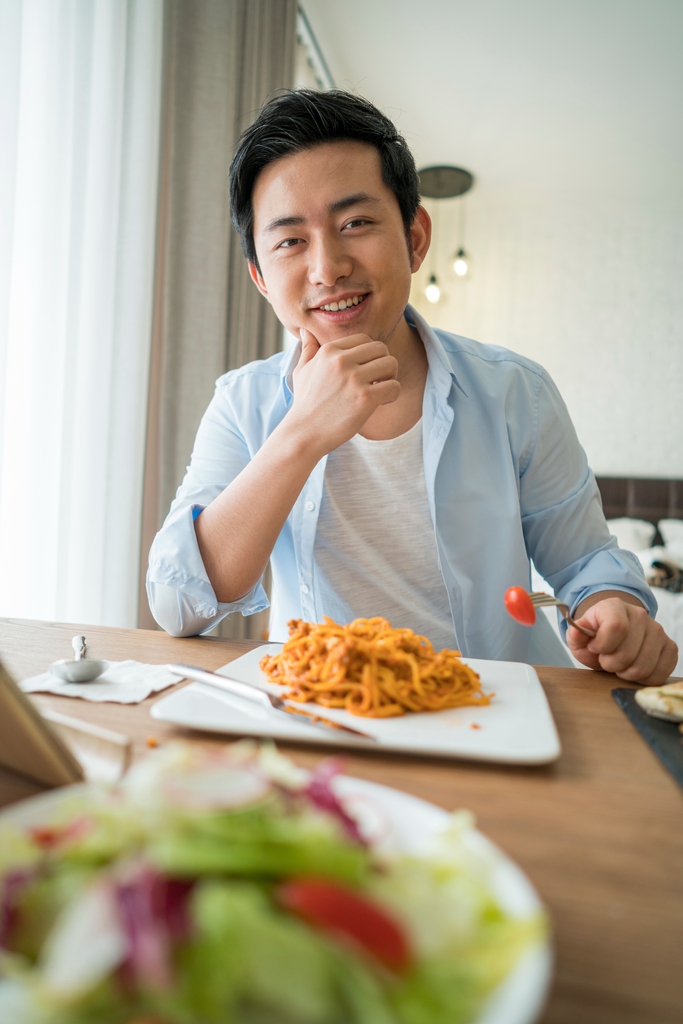 一个年轻男人的休闲生活图片