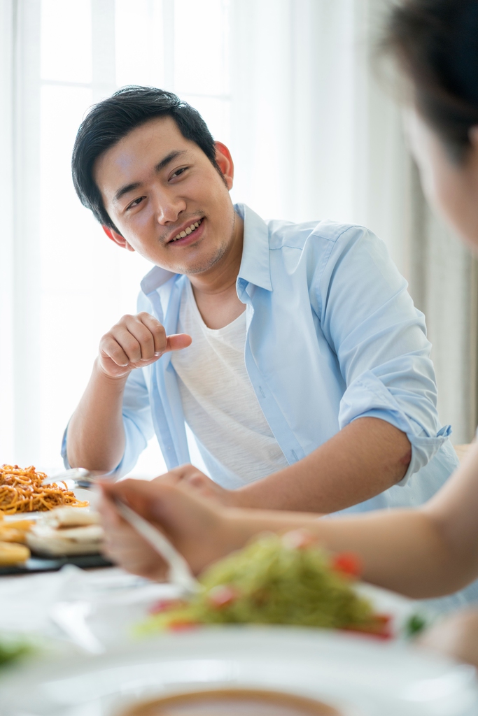 一个年轻男人的休闲生活图片