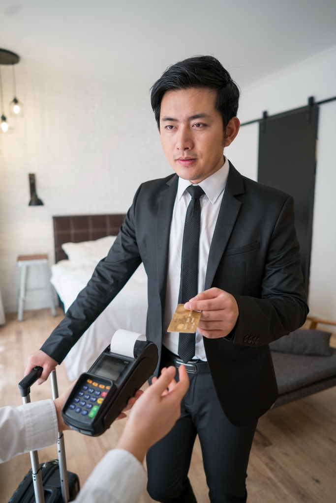 一个年轻男人的商务旅程图片