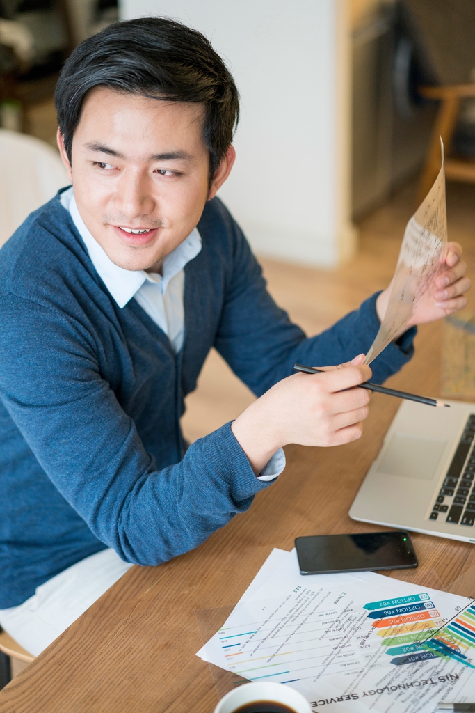 一个年轻男人的休闲生活图片