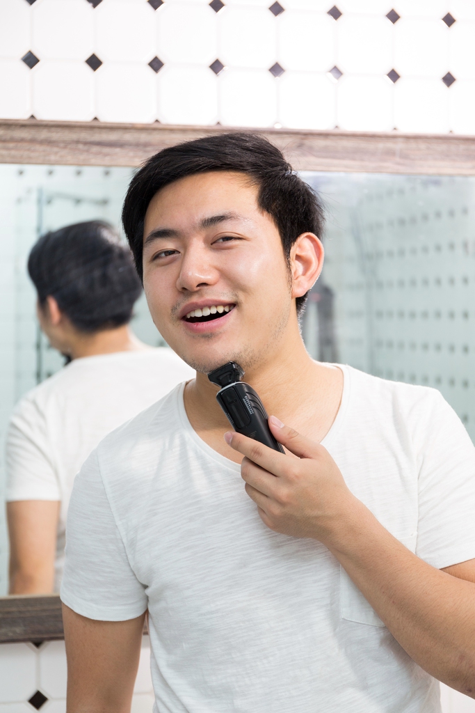 一个年轻男人的休闲生活图片