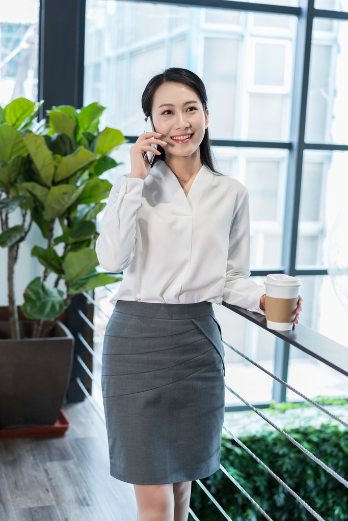 年轻商务人士休闲办公