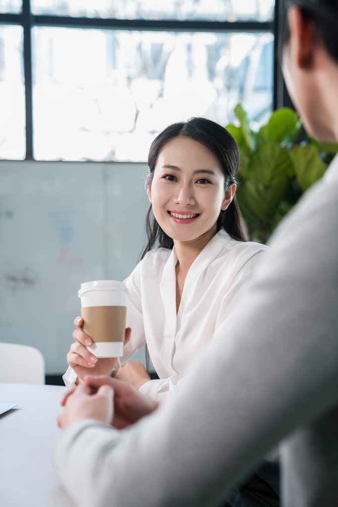 年轻商务人士休闲办公
