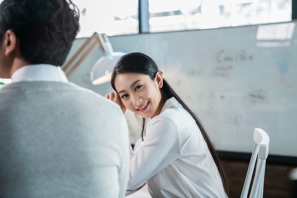 年轻商务人士休闲办公图片