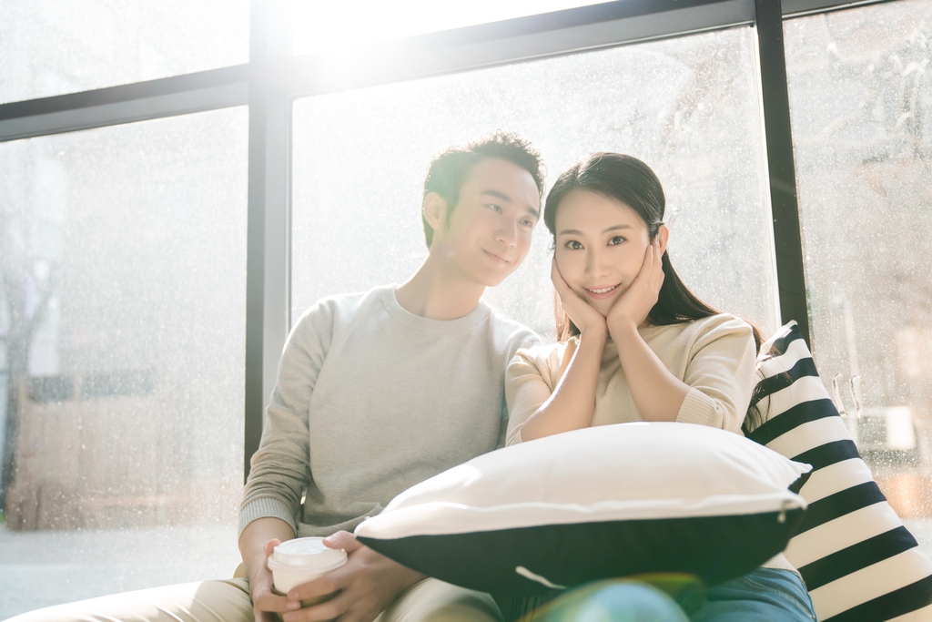 青年男女午后休闲时光