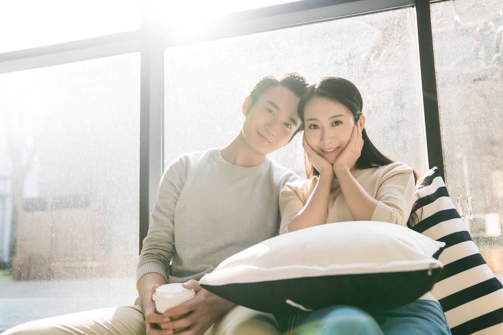 青年男女午后休闲时光图片