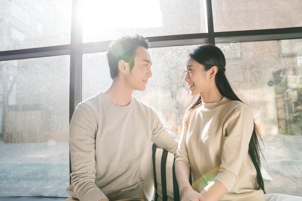 青年男女午后休闲时光图片