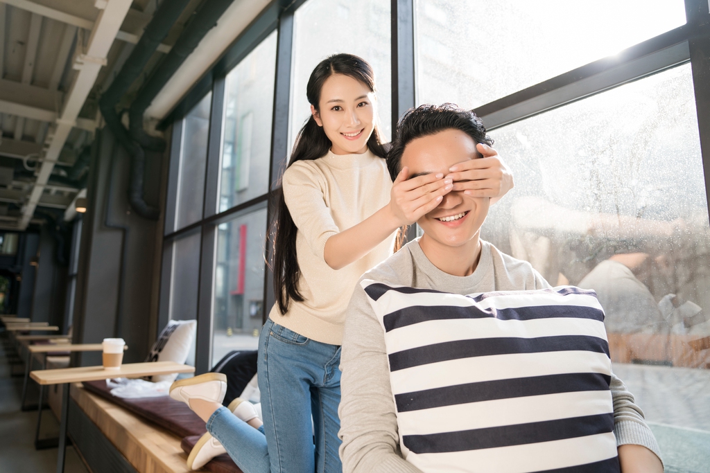 青年男女午后休闲时光图片