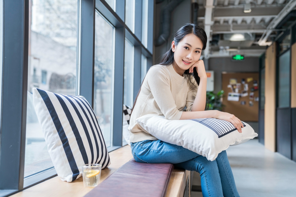 青年男女午后休闲时光图片