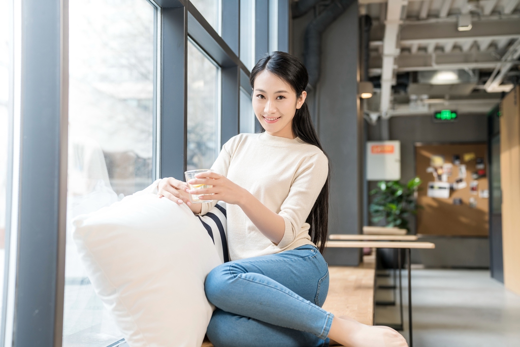 青年男女午后休闲时光图片