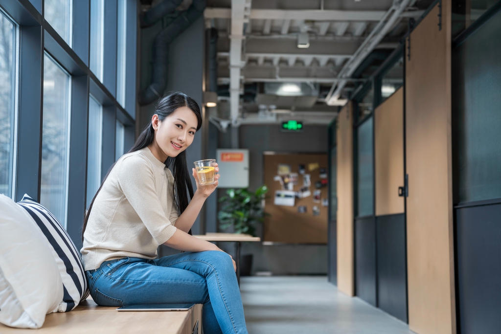 青年男女午后休闲时光图片