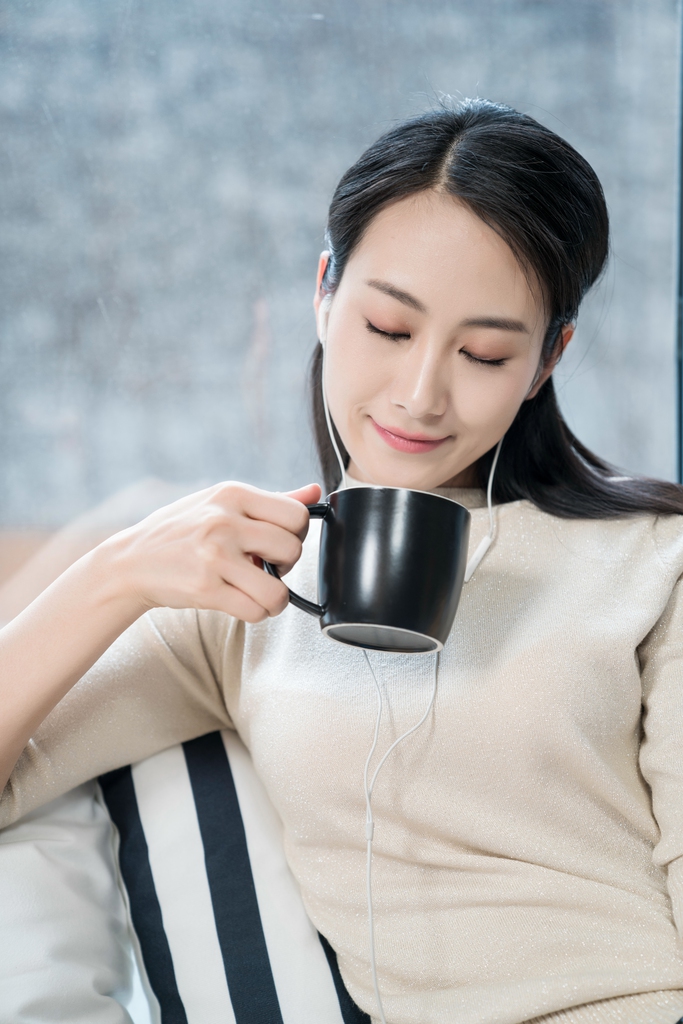 青年男女午后休闲时光图片