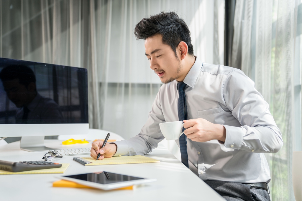 年轻商务男士办公图片