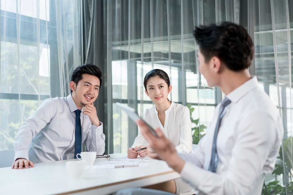 商务人士在会议室开会图片