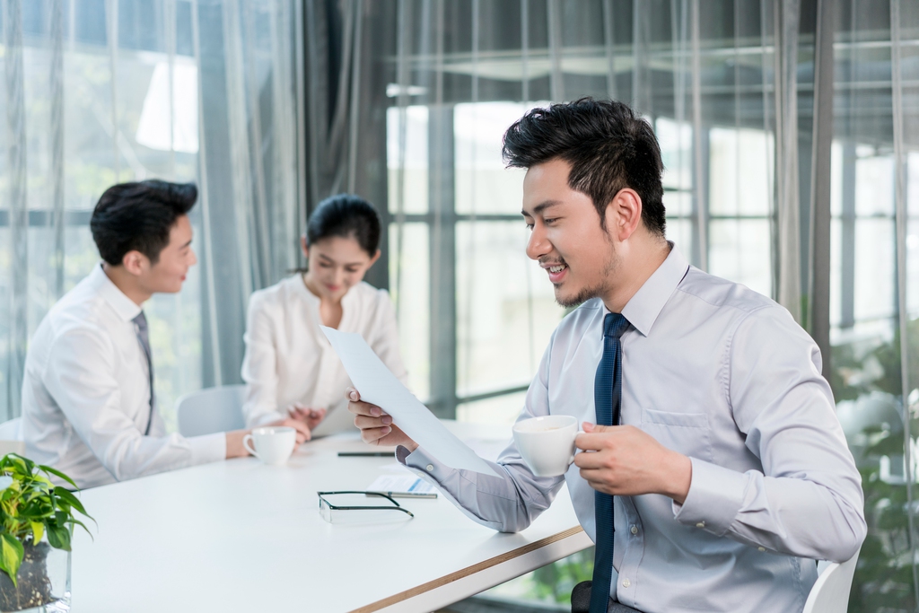 商务人士在会议室开会图片