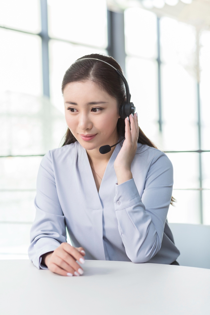 女客服在接听热线电话图片