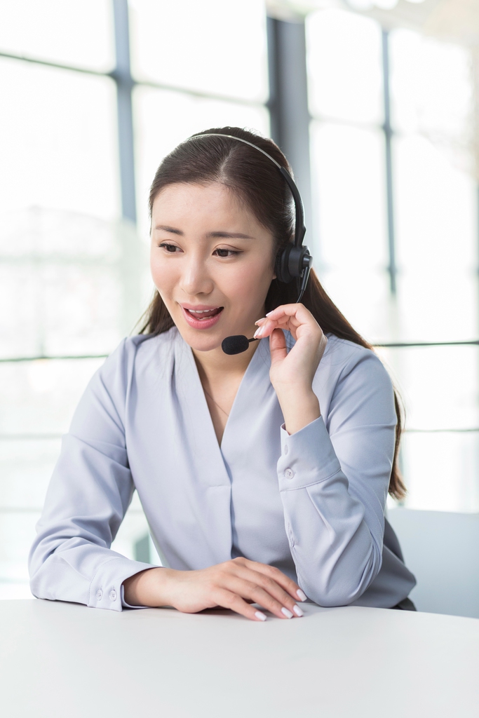 女客服在接听热线电话图片